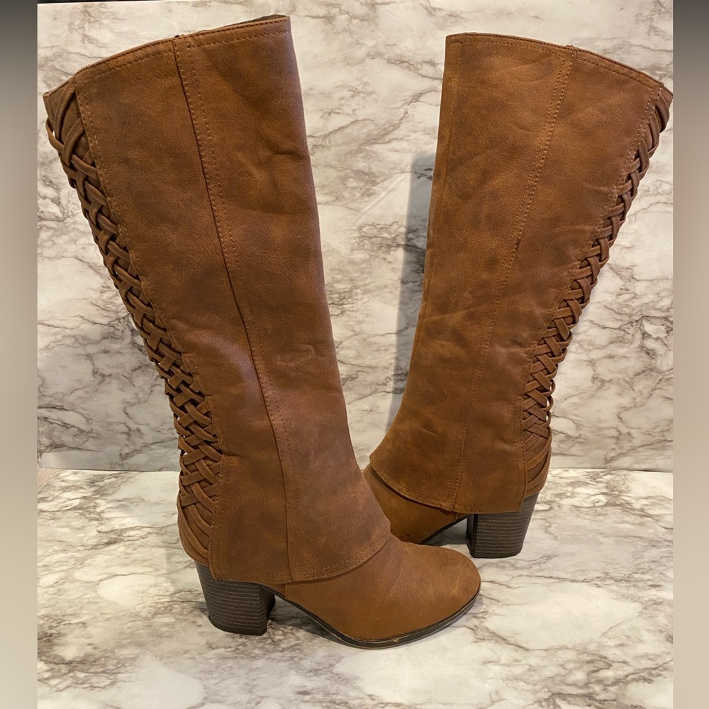 FERGALICIOUS TOOTSIE BOOT| Brown Heeled Boot With Woven Back Detail| Size 8.5M
